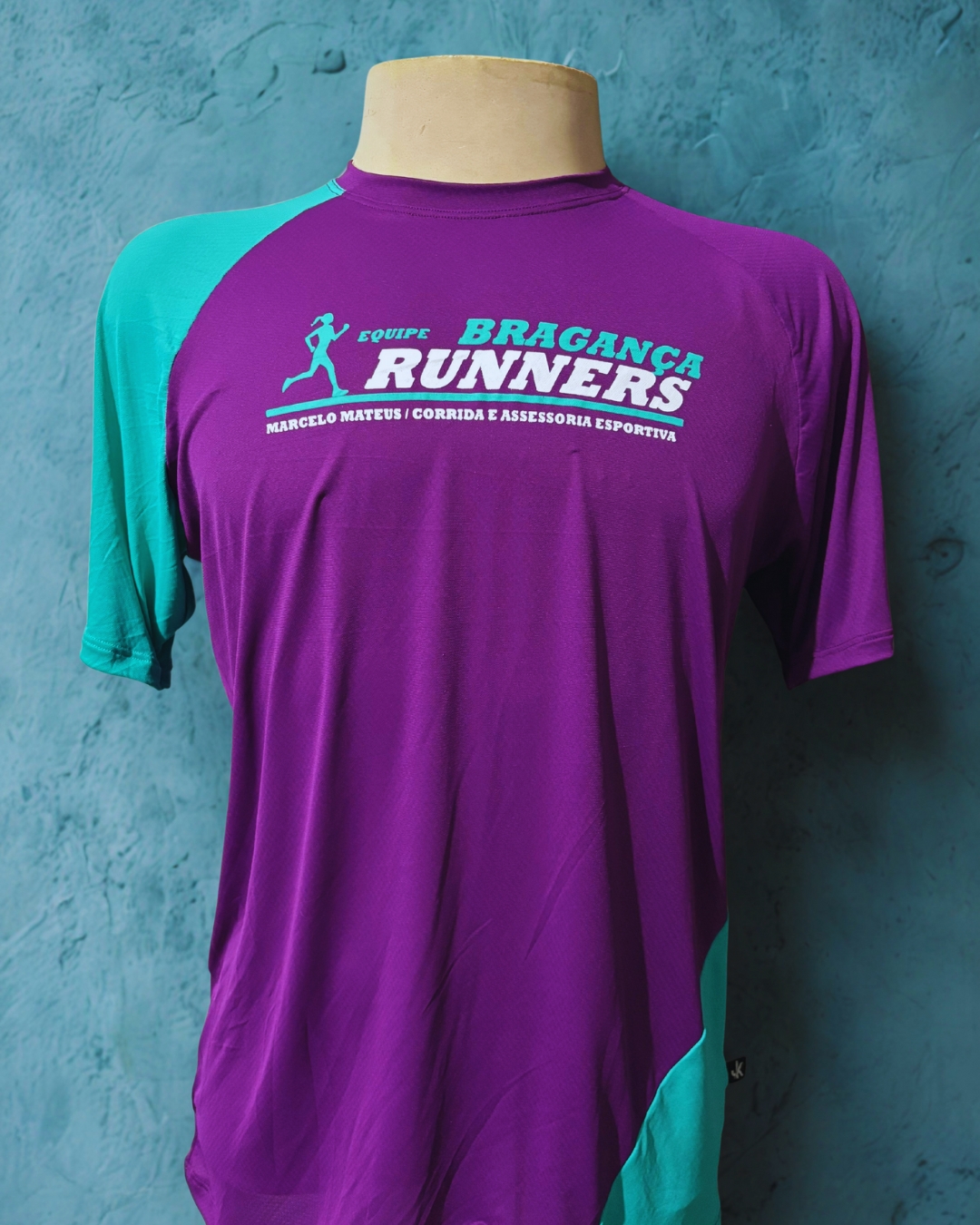 Camiseta roxa com manga verde-água personalizada 100% poliamida para o equipe de corrida de rua